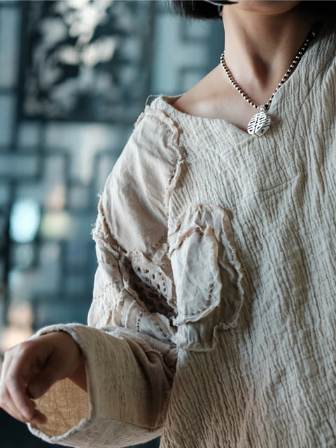 Camisa feminina retrô com patch de flor emendada em gola redonda de linho e algodão